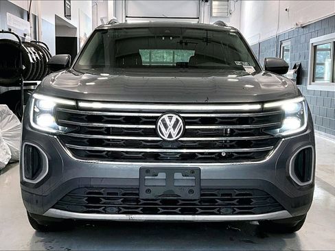 Used 2024 Volkswagen Atlas SE w/ Panoramic Sunroof Package image 2