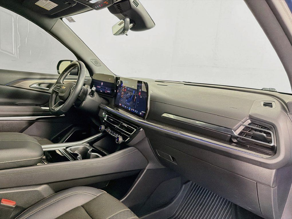 Used 2025 Chevrolet Traverse High Country FWD image 32
