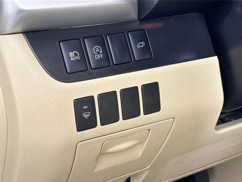 Used 2017 Toyota Highlander XLE FWD image 16
