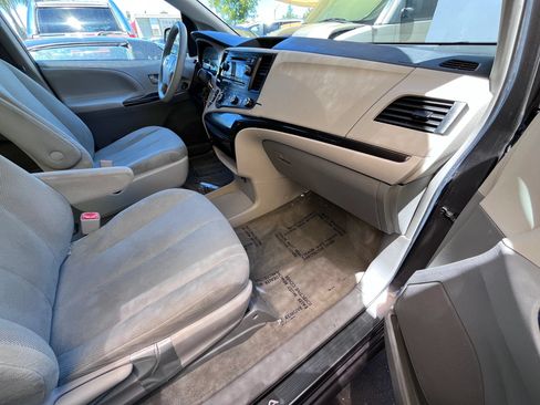 Used 2012 Toyota Sienna FWD image 9
