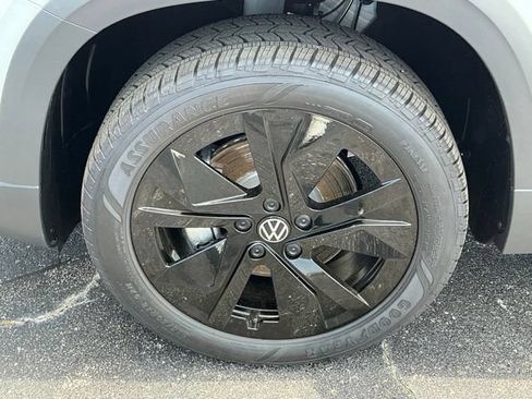 New 2026 Volkswagen Taos SE FWD image 8