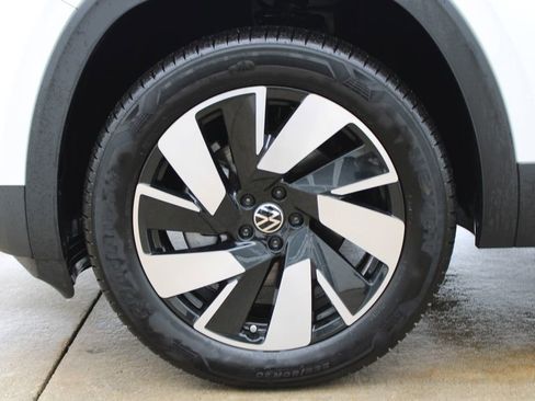 Certified 2024 Volkswagen Atlas Cross Sport SE image 30