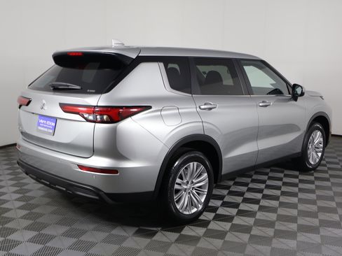 Used 2024 Mitsubishi Outlander ES image 6
