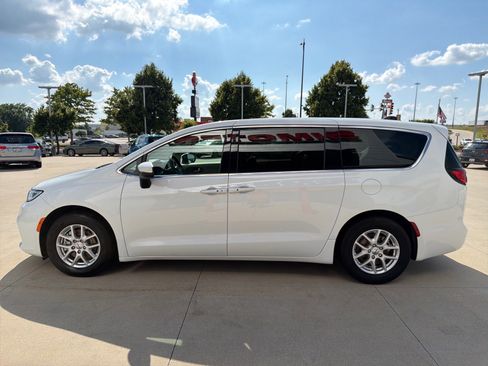 Used 2023 Chrysler Pacifica Touring-L FWD image 5