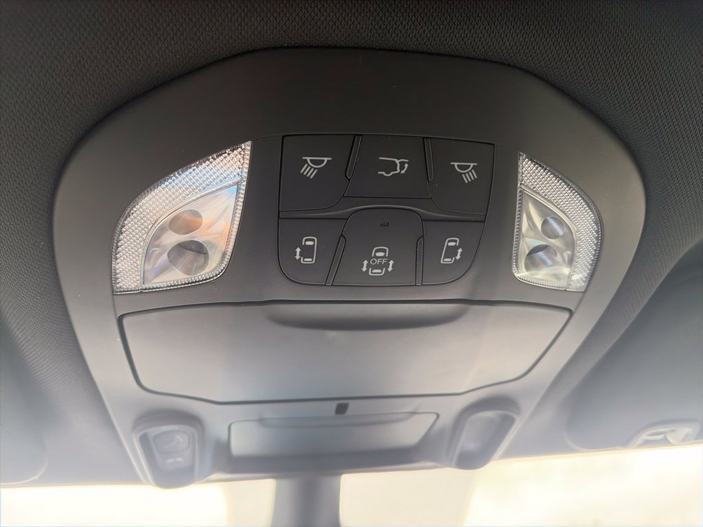Used 2025 Chrysler Pacifica Limited FWD image 25