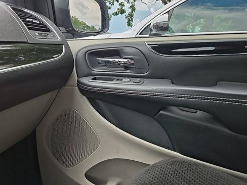 Used 2016 Dodge Grand Caravan SE FWD image 24