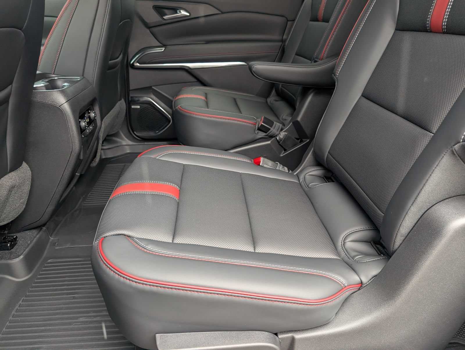 New 2027 Chevrolet Traverse RS w/ LPO, Assistance Package FWD image 8