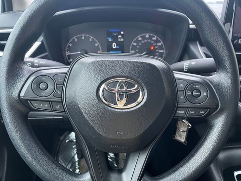 Used 2025 Toyota Corolla LE image 28