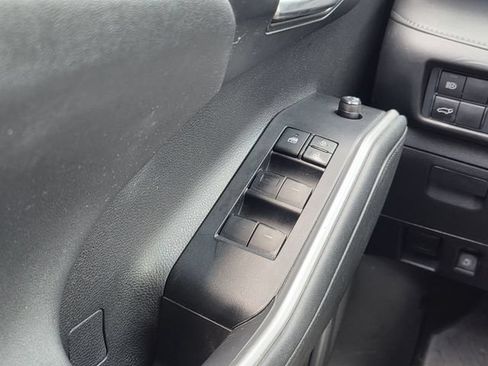 Used 2021 Toyota Highlander XLE FWD image 16