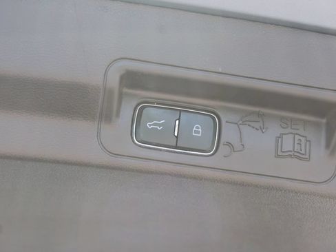 Used 2022 Ford Explorer King Ranch w/ Premium Technology Package RWD image 19