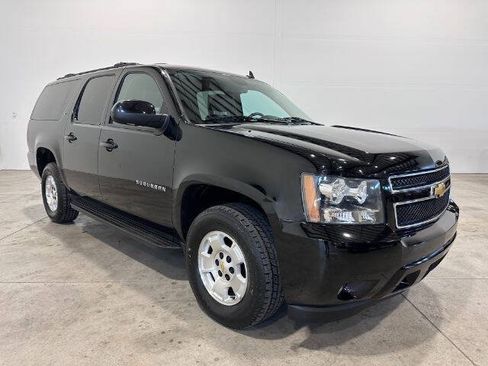 Used 2013 Chevrolet Suburban LT w/ Luxury Package AWD/4WD image 3
