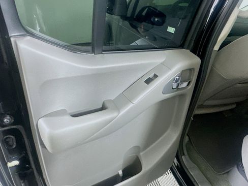 Used 2010 Nissan Frontier SE image 25