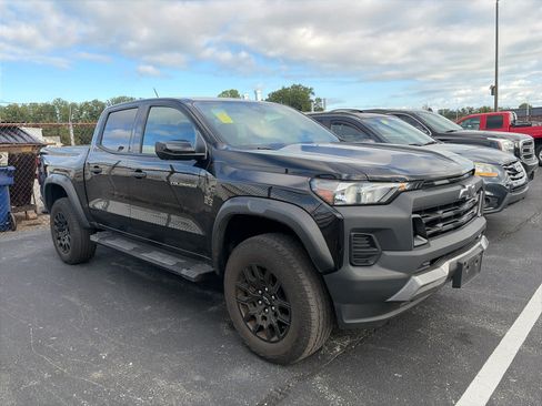 Used 2023 Chevrolet Colorado Trail Boss w/ Technology Package AWD/4WD image 3