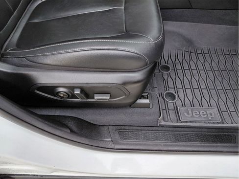 Used 2023 Jeep Grand Cherokee 4WD 4xe image 13