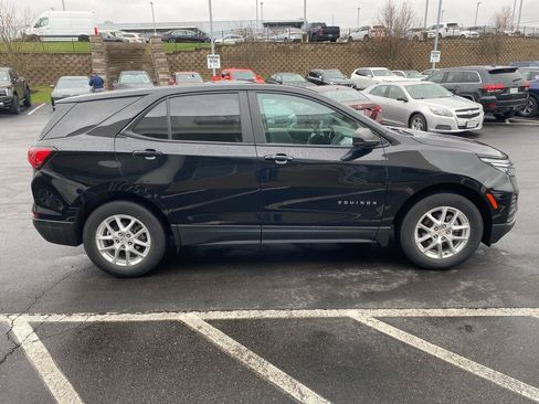 Used 2022 Chevrolet Equinox LS w/ LS Convenience Package image 2