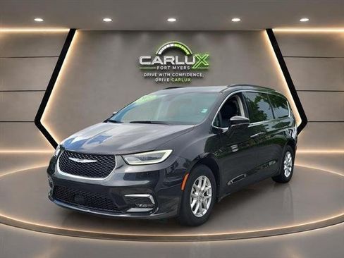 Used 2022 Chrysler Pacifica Touring-L FWD image 2