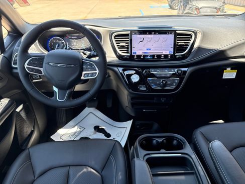 New 2027 Chrysler Pacifica Select FWD image 6