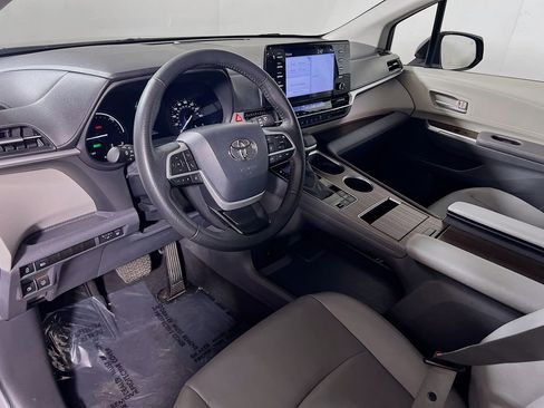 Certified 2024 Toyota Sienna XLE FWD image 10