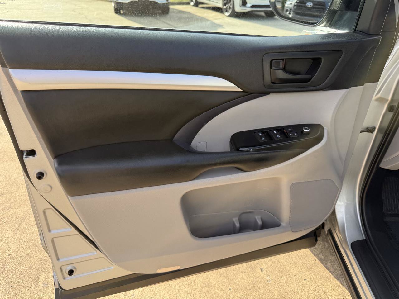 Used 2019 Toyota Highlander Plus FWD image 11