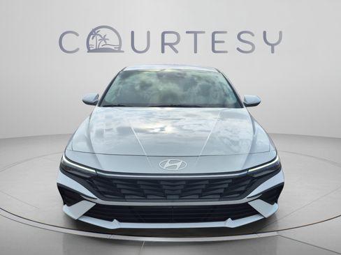 Certified 2025 Hyundai Elantra SE FWD image 8