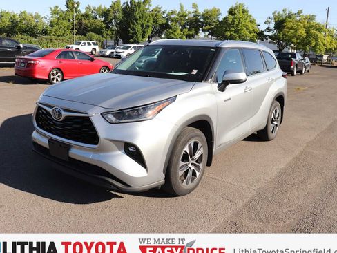 Used 2021 Toyota Highlander XLE AWD/4WD image 1