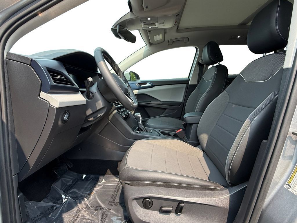 Used 2023 Volkswagen Taos SE w/ Panoramic Sunroof Package FWD image 9