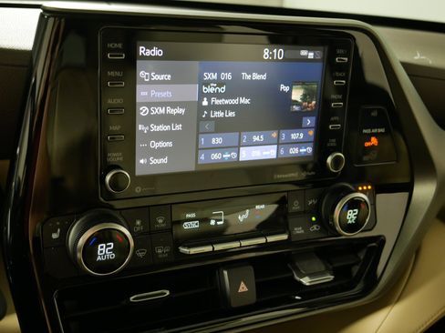 Used 2022 Toyota Highlander XLE AWD/4WD image 22
