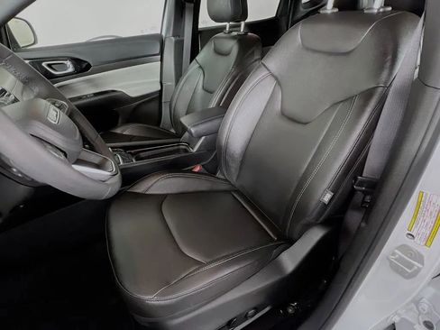 Used 2025 Jeep Compass Limited image 21