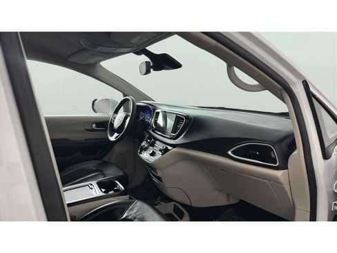 Used 2022 Chrysler Pacifica Touring-L FWD image 19