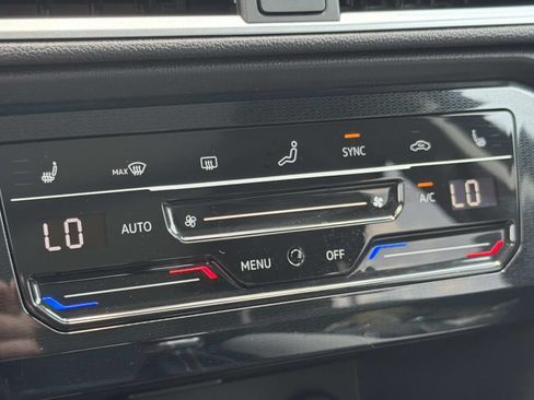 Used 2025 Volkswagen Taos SE w/ Panoramic Sunroof Package FWD image 27