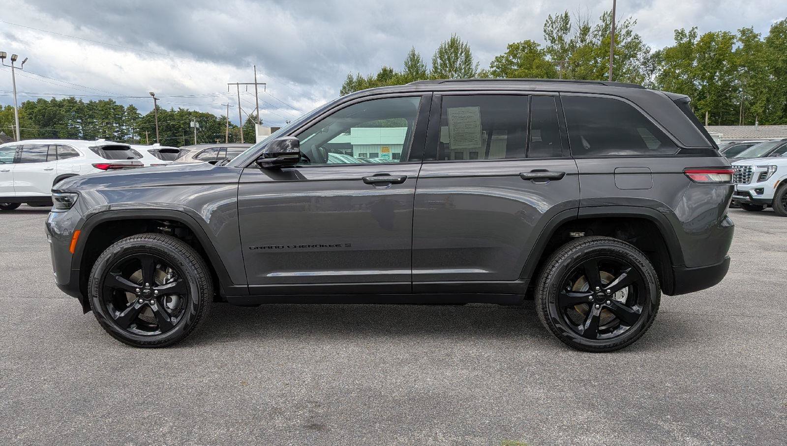 Used 2026 Jeep Grand Cherokee Limited w/ Limited Altitude Package AWD/4WD image 5