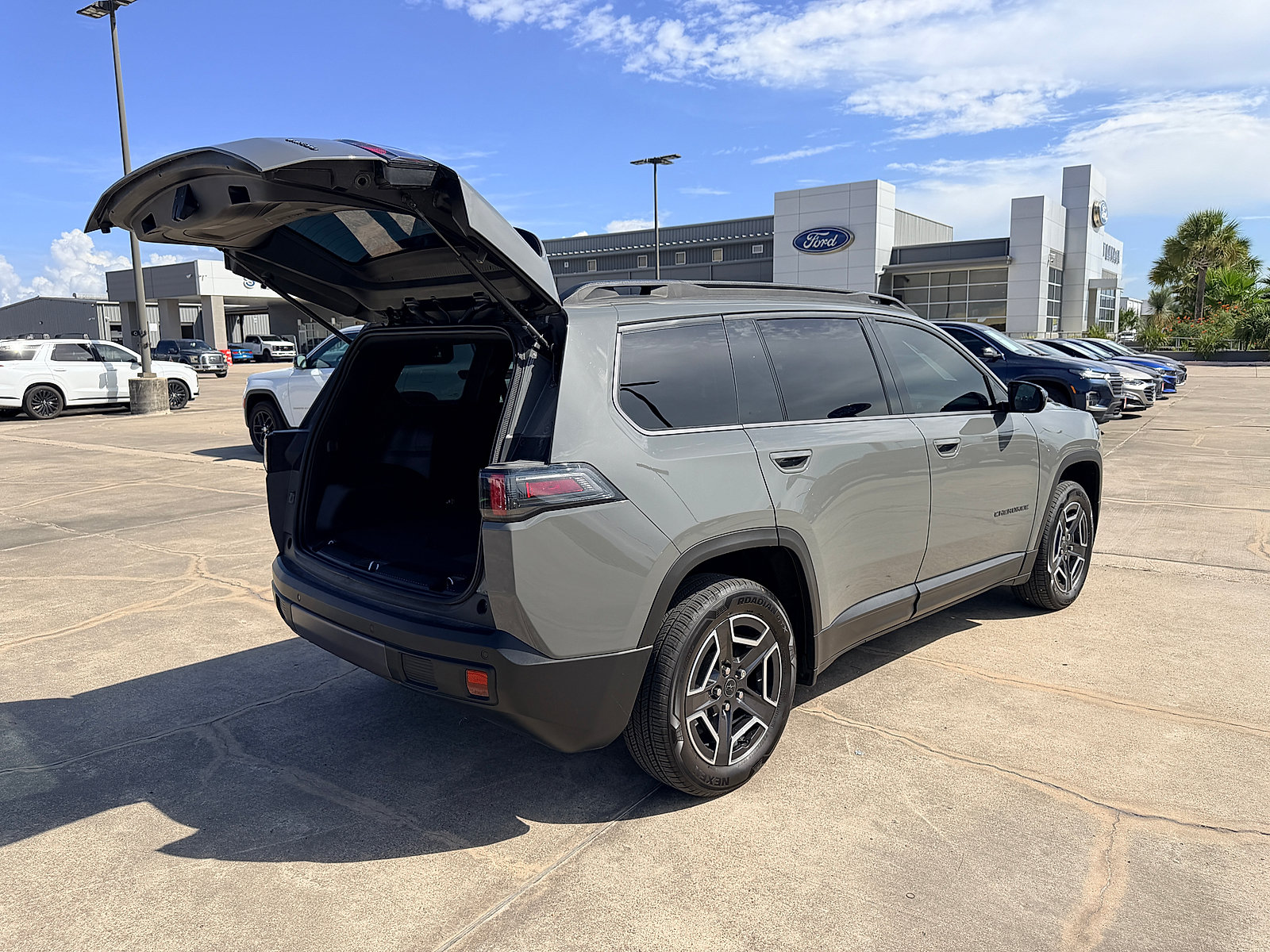Used 2026 Jeep Cherokee Laredo AWD/4WD image 18