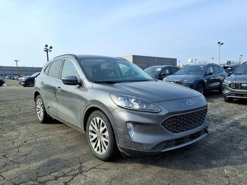 Used 2021 Ford Escape Titanium image 3
