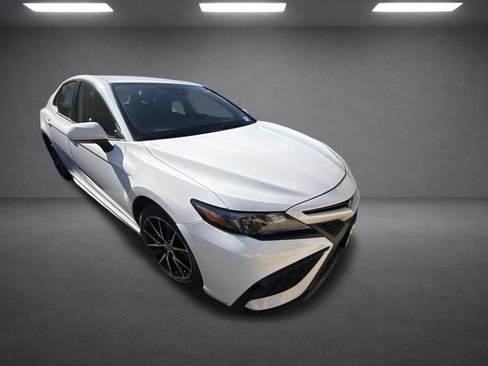 Used 2024 Toyota Camry SE FWD image 4