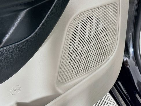 Certified 2024 Chrysler Pacifica Touring-L image 28