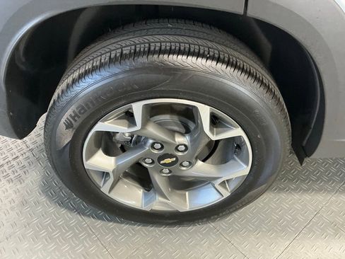 Used 2025 Chevrolet Trax LT w/ LT Convenience Package FWD image 43