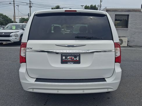 Used 2016 Chrysler Town & Country Touring-L FWD image 6