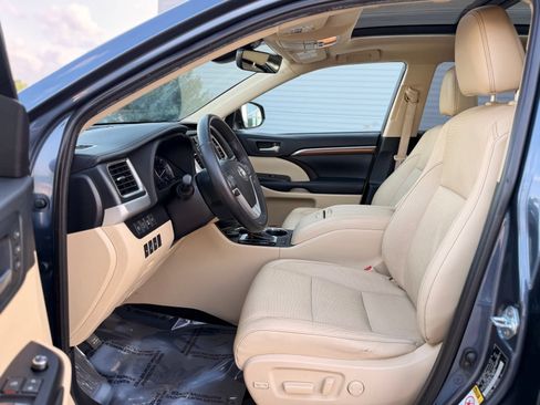 Used 2019 Toyota Highlander Limited Platinum FWD image 12