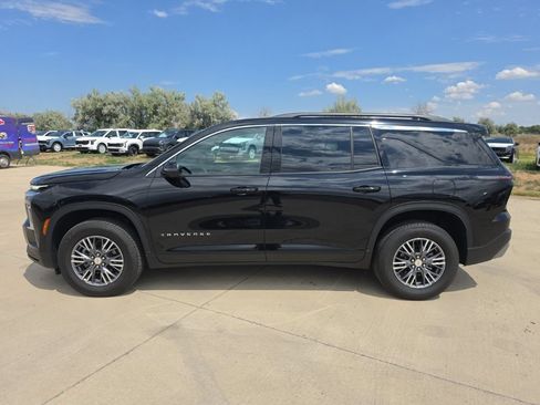 Used 2025 Chevrolet Traverse LT w/ Driver Confidence Package FWD image 2