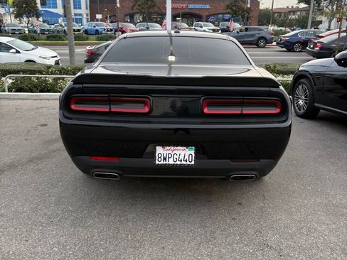 Used 2015 Dodge Challenger SXT image 4