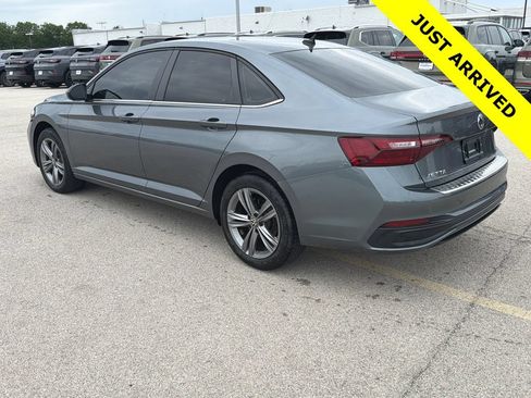 Used 2023 Volkswagen Jetta SE FWD image 4