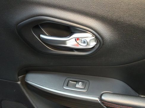 Used 2016 Jeep Cherokee Trailhawk w/ Comfort & Convenience Group image 13