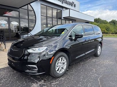New 2026 Chrysler Pacifica Select
