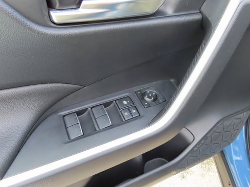 Used 2022 Toyota RAV4 SE w/ Convenience Package image 11