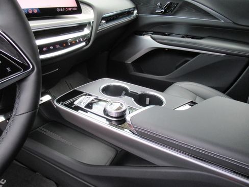 Certified 2025 Cadillac Lyriq Luxury AWD/4WD image 17