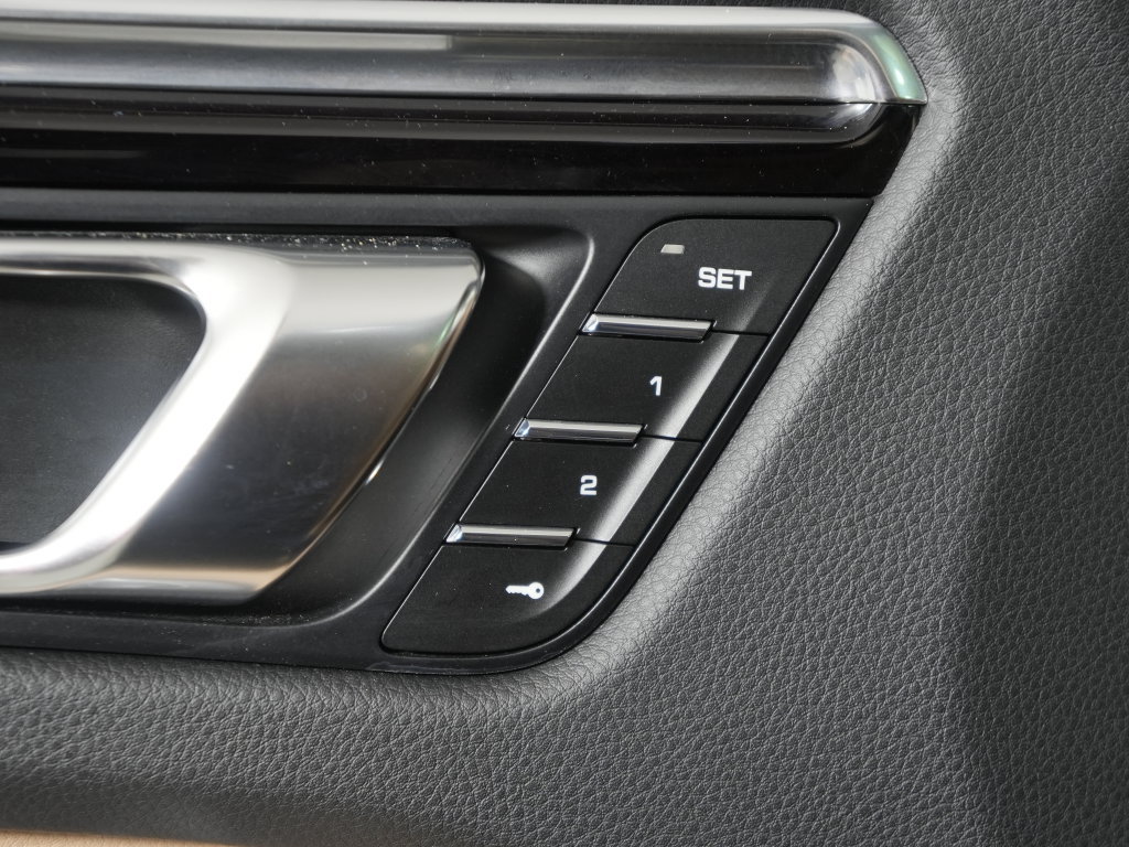 Certified 2024 Porsche Macan w/ Premium Plus Package AWD/4WD image 19