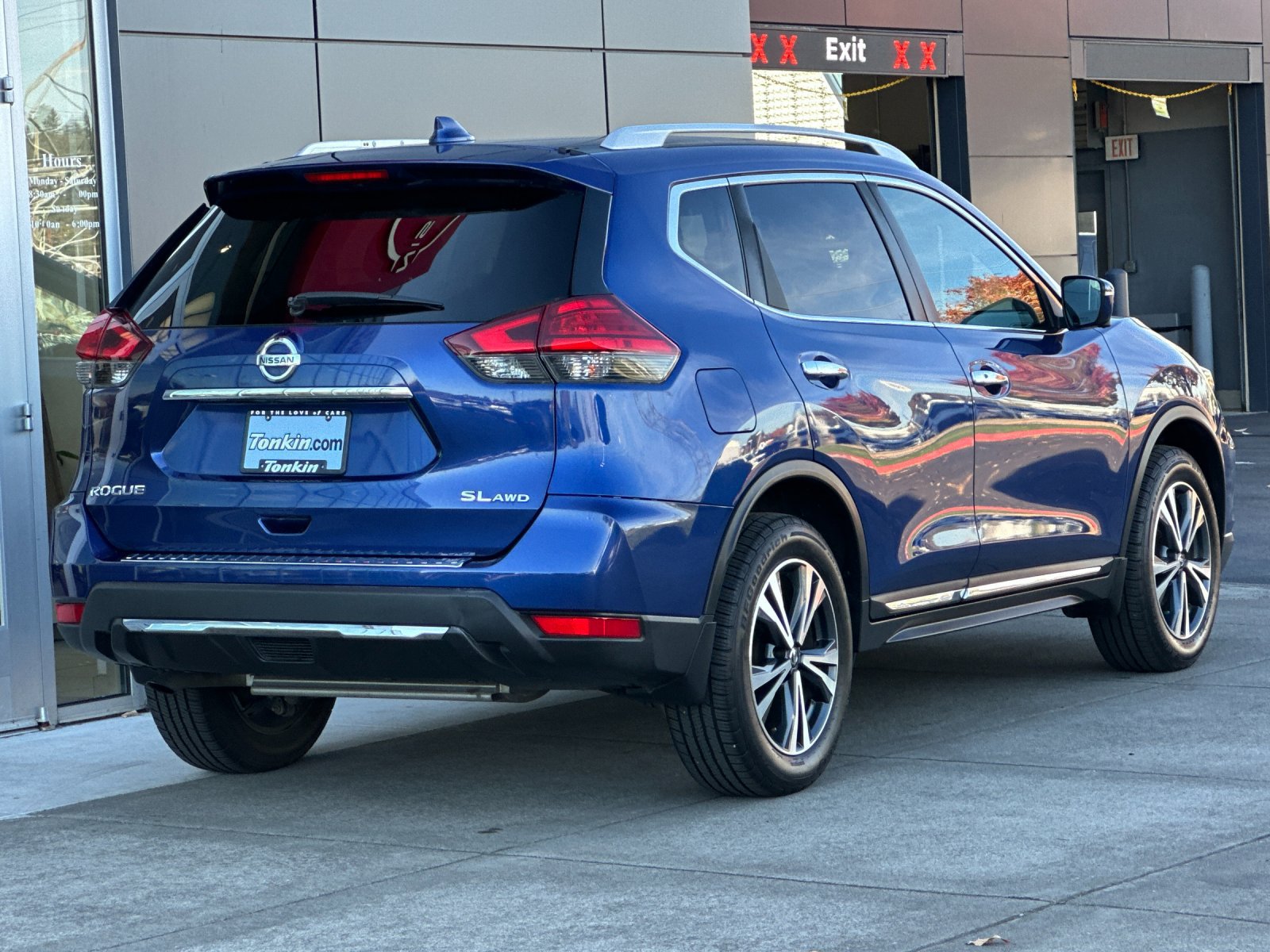 Used 2017 Nissan Rogue SL w/ SL Premium Package AWD/4WD image 4