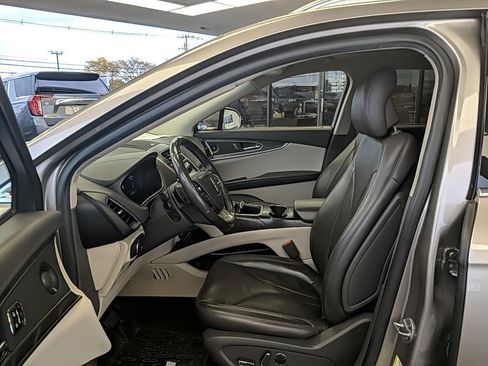 Used 2019 Lincoln Nautilus Reserve image 11