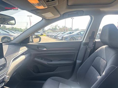 Used 2024 Nissan Altima 2.5 SV w/ SV Premium Package AWD/4WD image 14