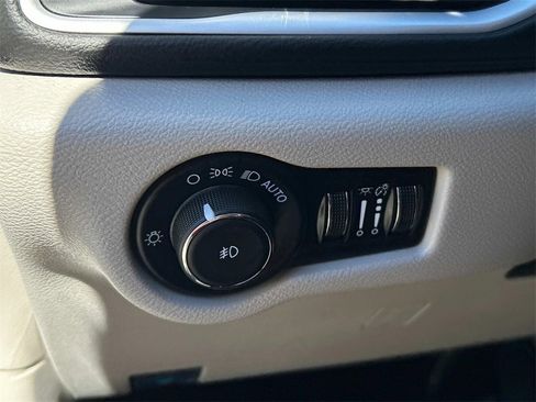 Used 2024 Chrysler Pacifica Touring-L image 26